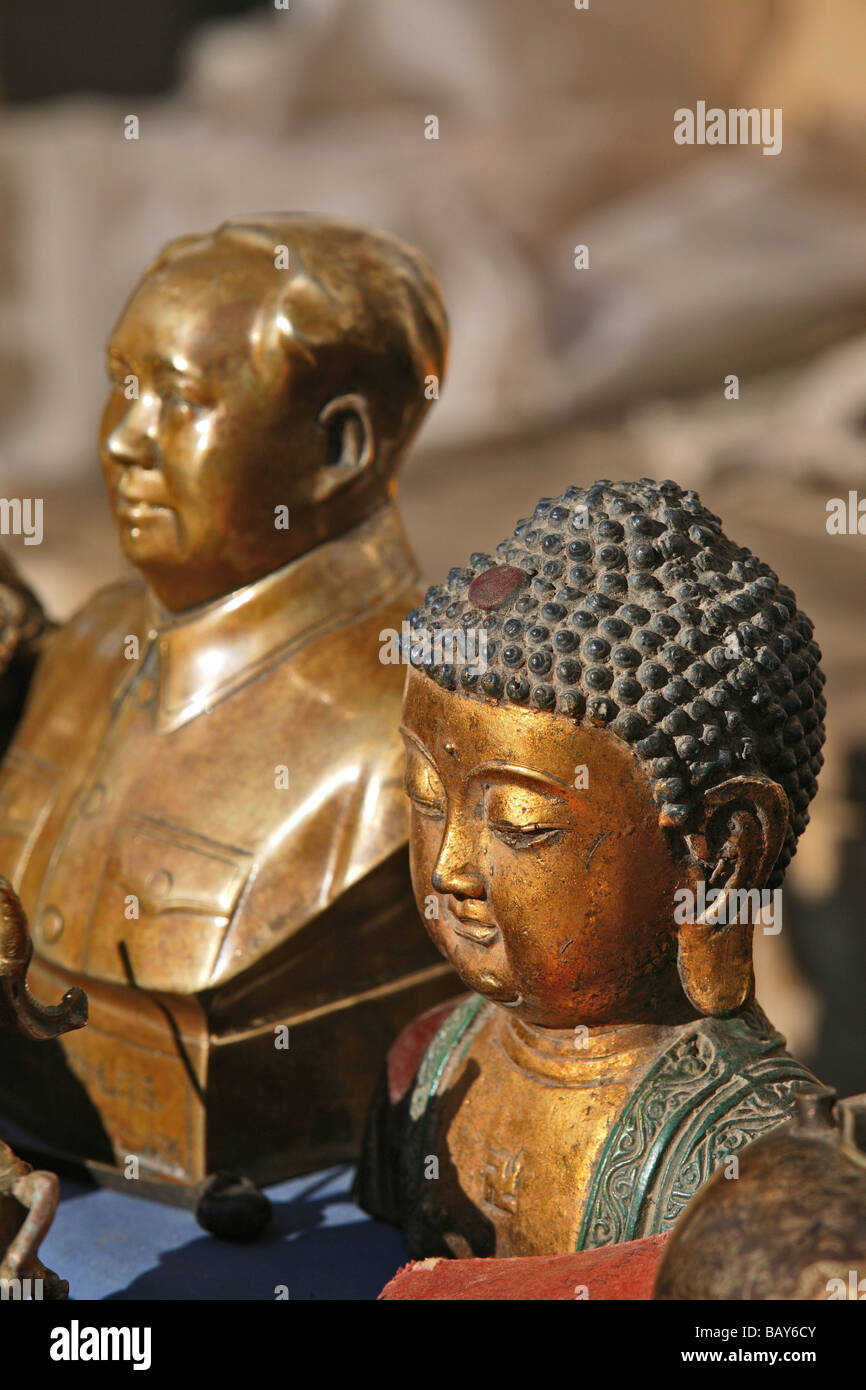 Buddha and Mao statues at a shop in Taihuai, Mount Wutai, Wutai Shan, Buddhist Centre, Town of Taihuai, Shanxi province, China Stock Photo