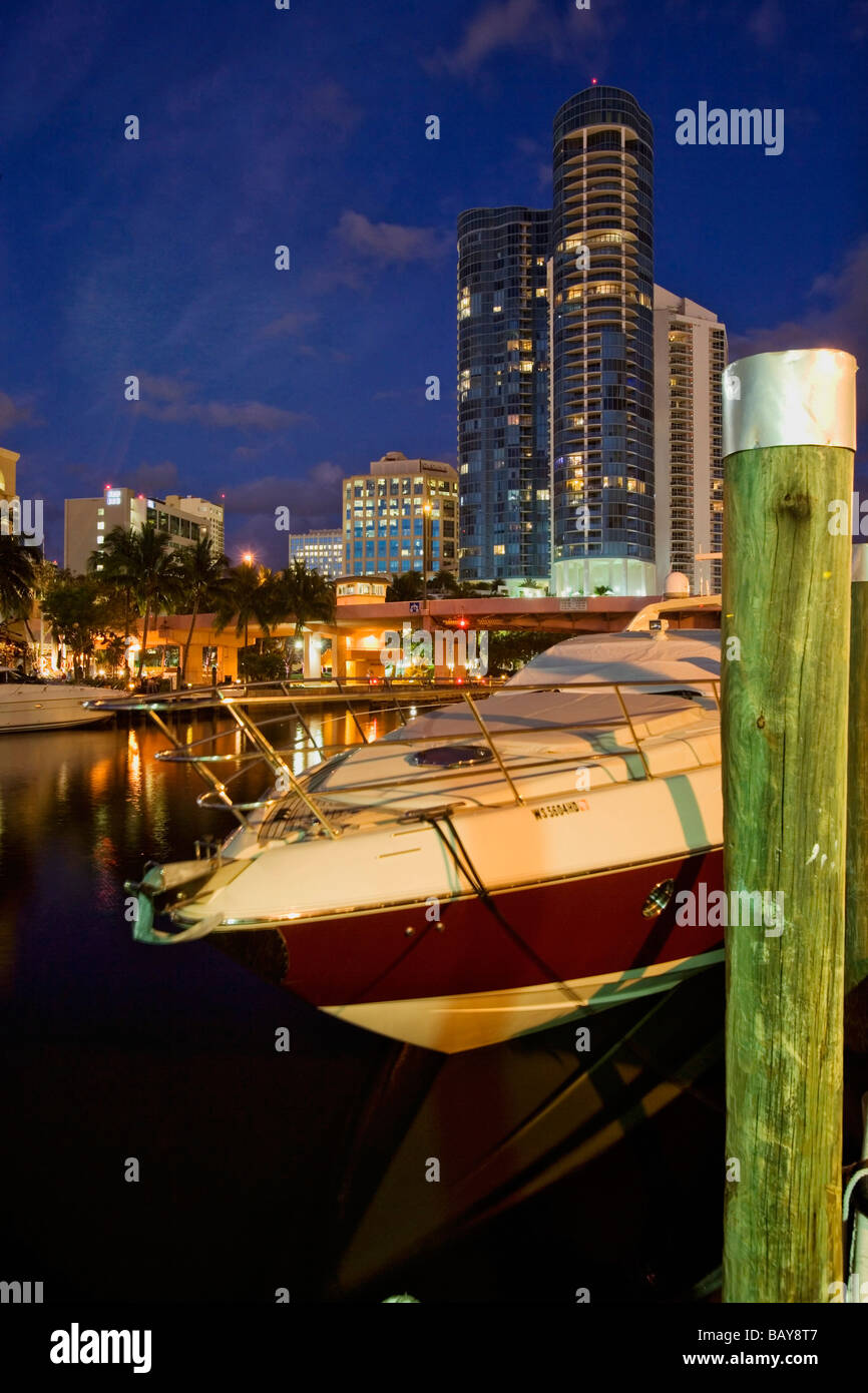 Yacht mooring in front of Las Olas Riverhouse Apartments on the New River, Fort Lauderdale, Florida, USA Stock Photo