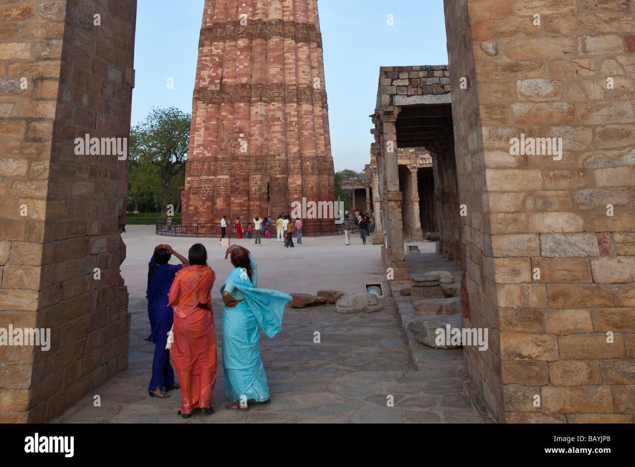 Indian sari women hi-res stock photography and images - Alamy
