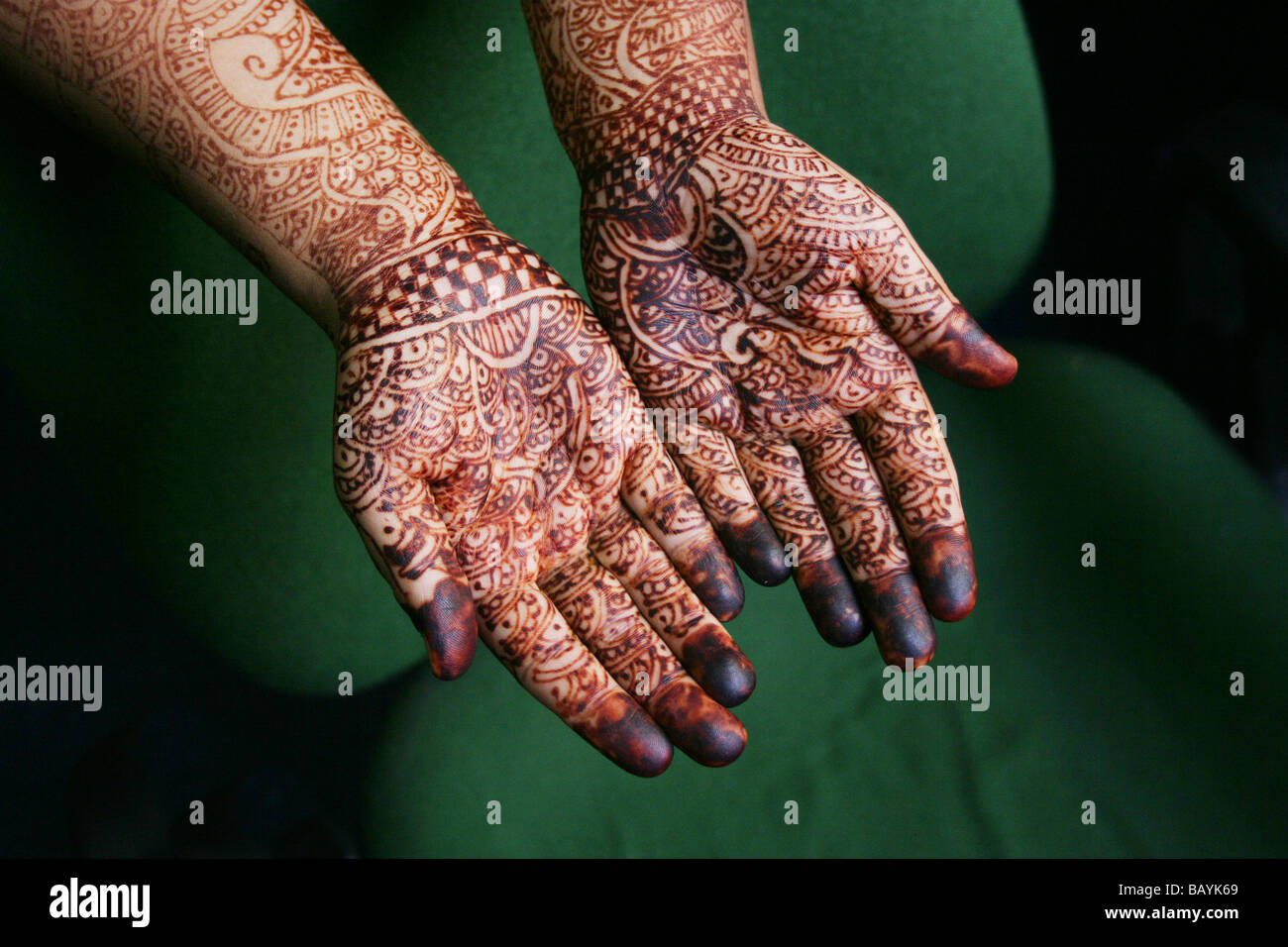 Henna Design Tattoo On Bride S Hands Stock Photo Alamy Henna Design Tattoo On Bride S Hands Stock Photo Alamy