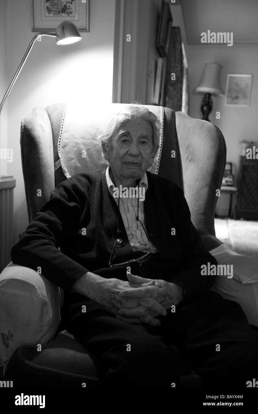 Elderly man uk portrait hi-res stock photography and images - Alamy