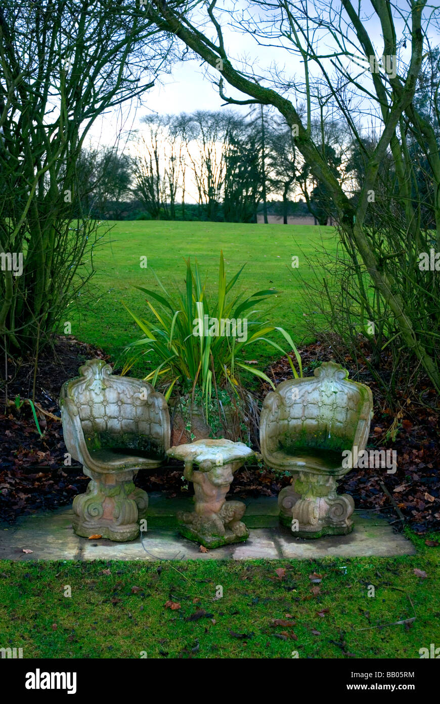 Traditional english garden hi-res stock photography and images - Alamy