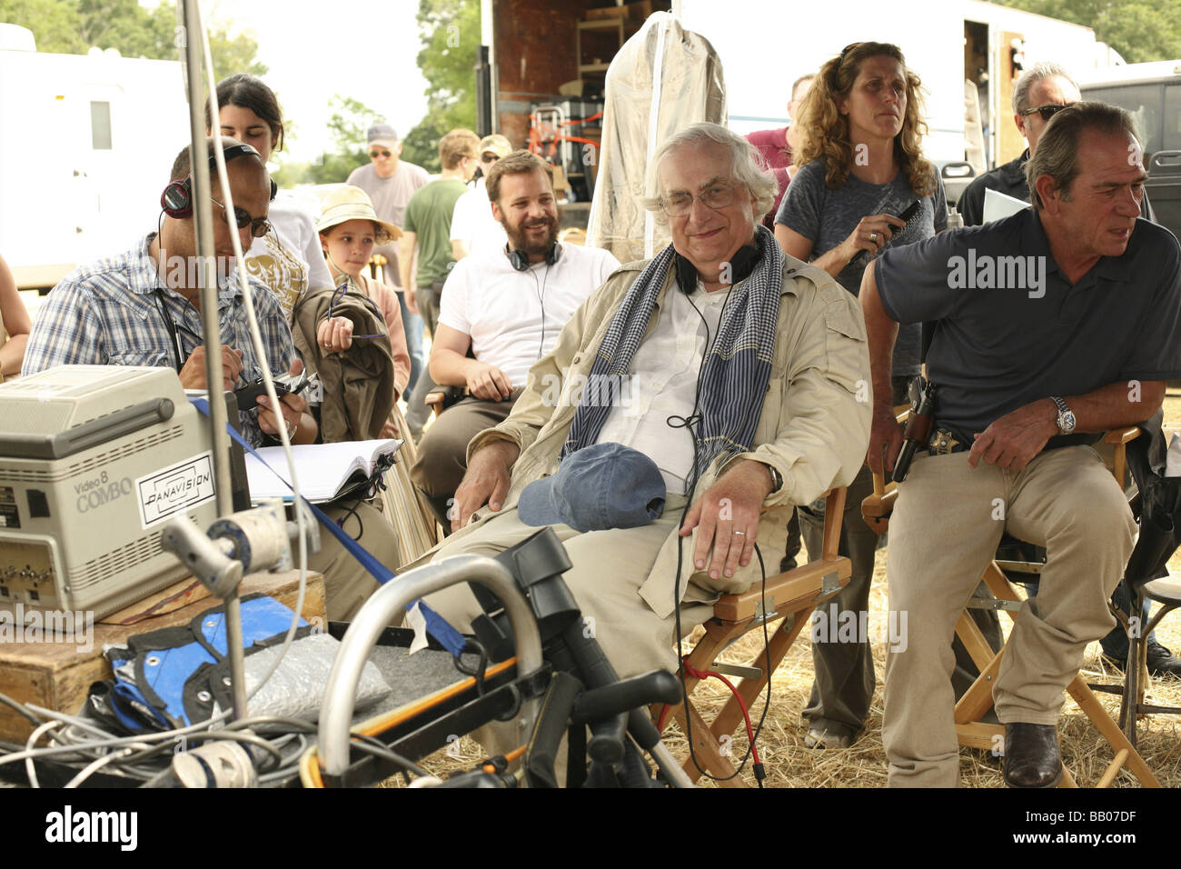 In The Electric Mist Year 2009 France Usa Director Bertrand Tavernier Bertrand Tavernier Tommy Lee Jones Shooting Picture In The Electric Mist Year 2009 France Usa Director Bertrand Tavernier Bertrand Tavernier Tommy Lee Jones Shooting Picture