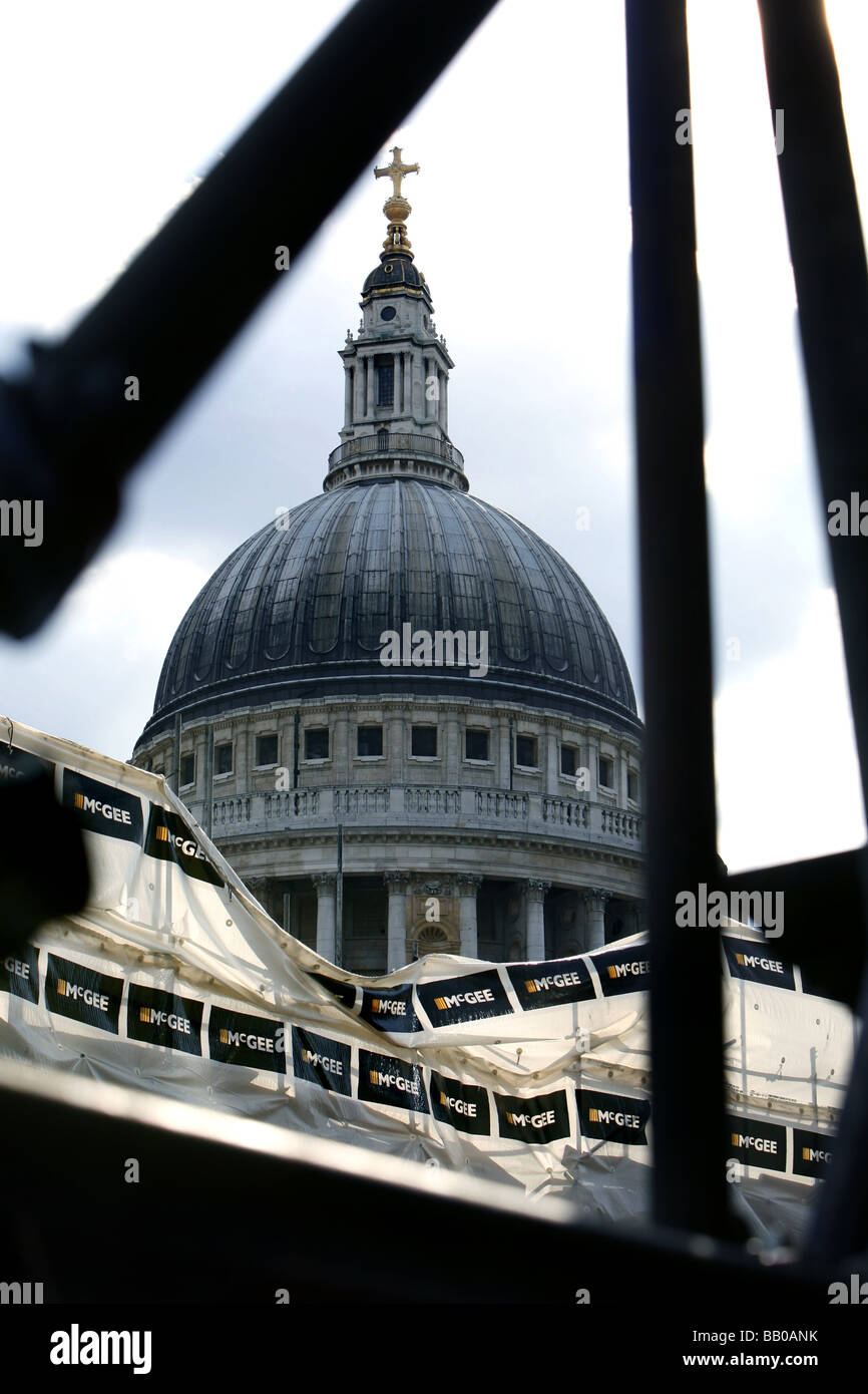 Mc Gee Builders work in the City with a view of St Pauls Cathederal Stock Photo