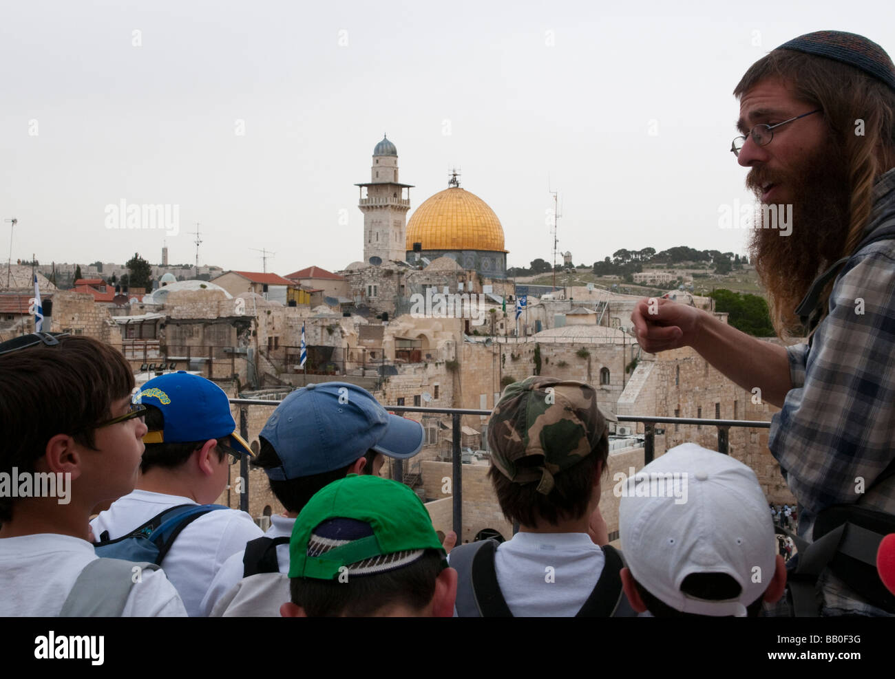 Israel Jerusalem Old City group of Jewish children with their guide overlooking the Dome of the Rock Stock Photo