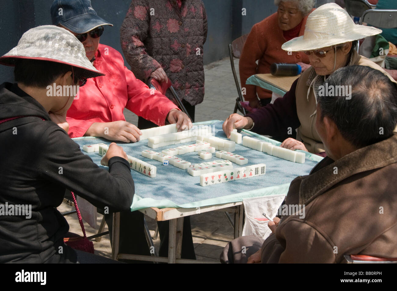 playing mah jong in Kunming China Stock Photo