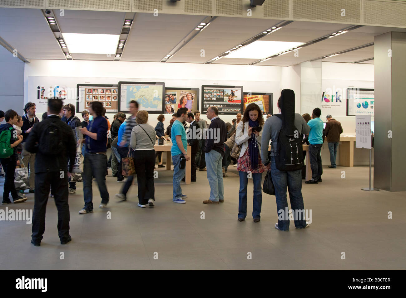 Apple flagship store london hi-res stock photography and images - Alamy