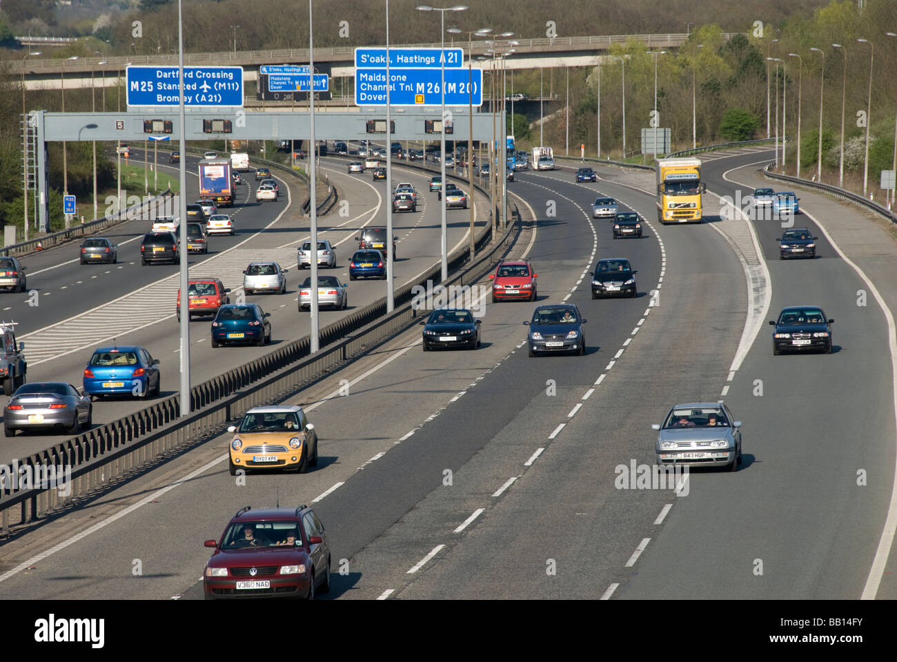 Traffic On M25 Motorway London Orbital At Chipstead Near Sevenoaks traffic-on-m25-motorway-london-orbital-at-chipstead-near-sevenoaks