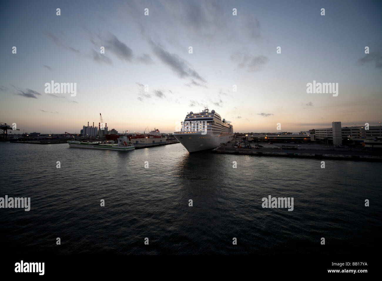 Docked cruise ship sunset hi-res stock photography and images - Alamy