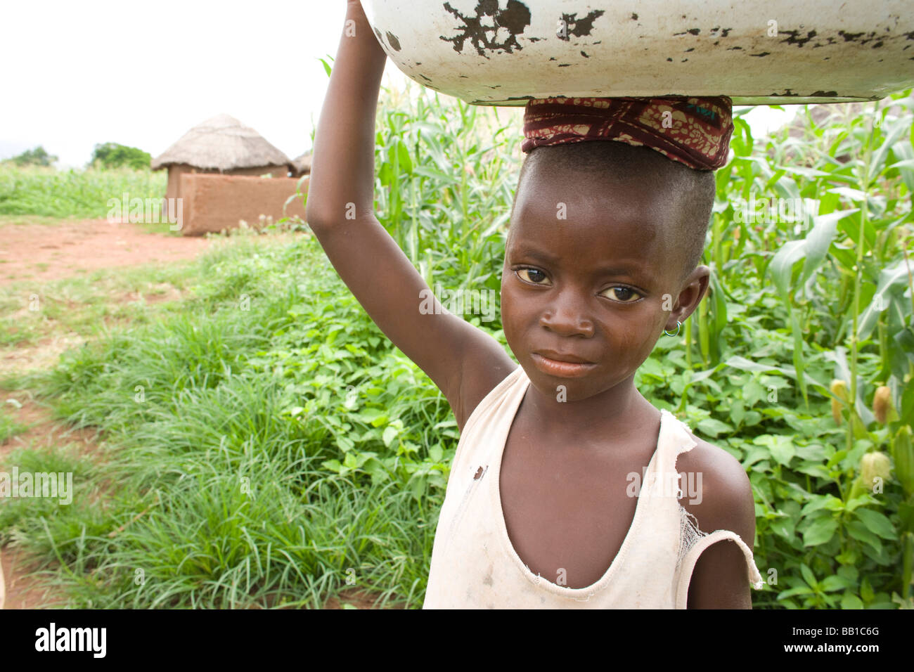 Girl carrying bowl on head hires stock photography and images Alamy