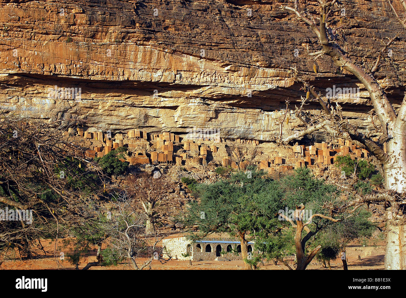 mali-dogon-country-traditional-tellem-malian-pygmees-houses-on-the