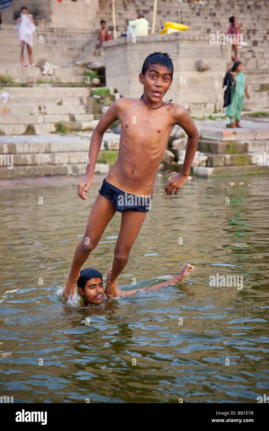 india boys river 341点のBoy Swim Indiaのストックフォト - Getty Images