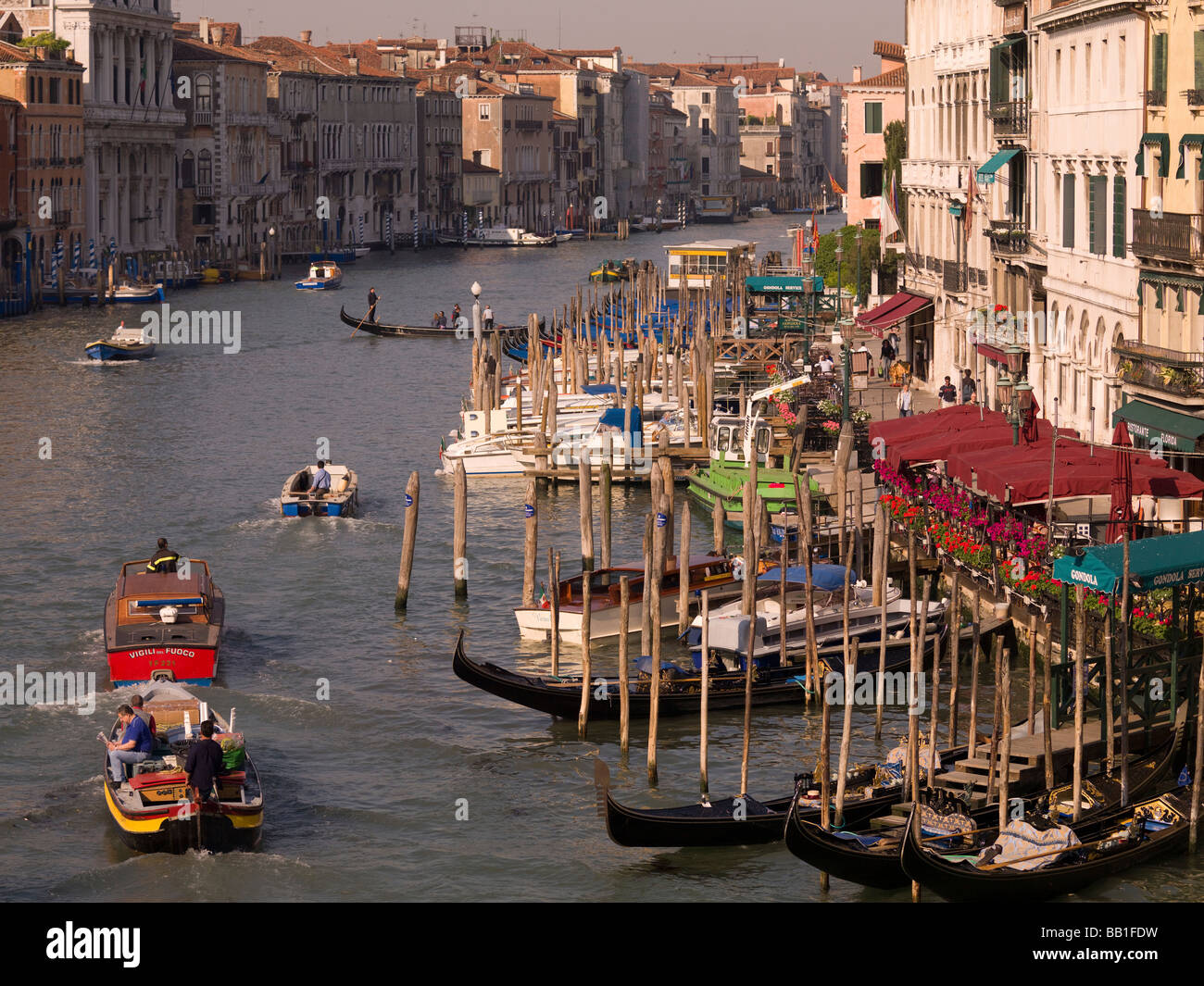 Row large canal boats hi-res stock photography and images - Alamy