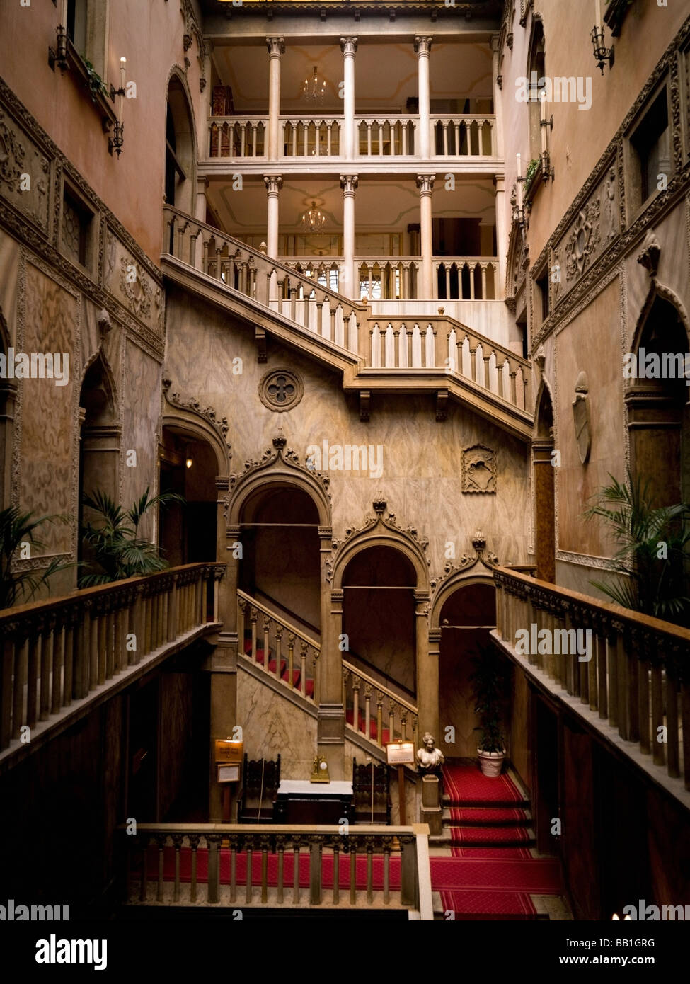 Hotel Rialto Venice Italy tourism tourists Stock Photo - Alamy, image size:975x1390