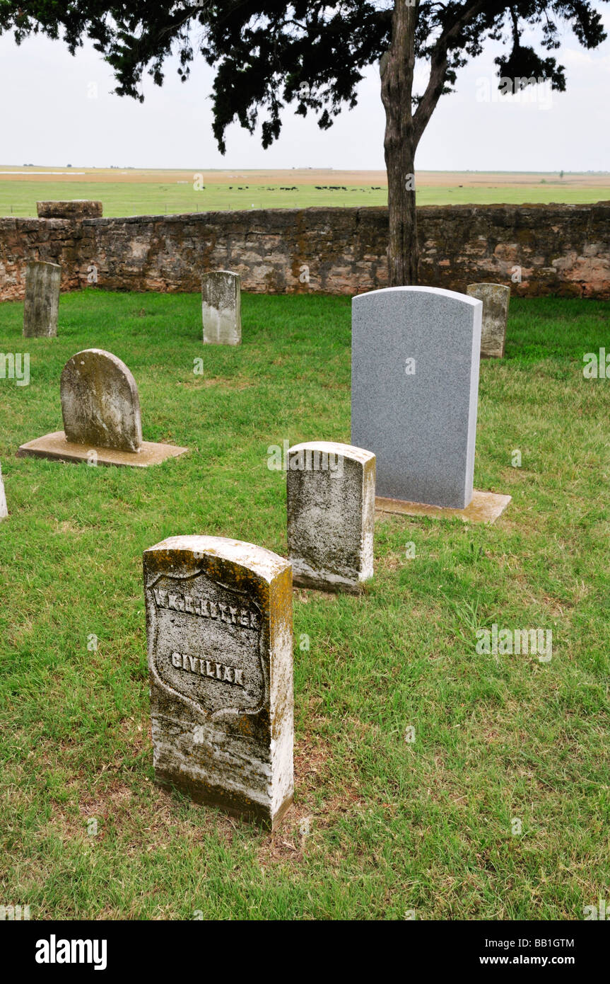 Old and new headstones intermingle in the Fort Reno cemetery Stock Photo