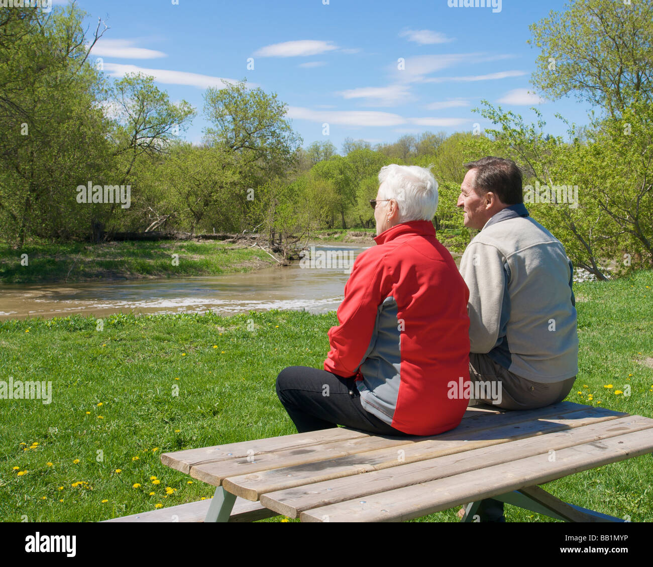 Seniors sitting picnic table hi-res stock photography and images - Alamy