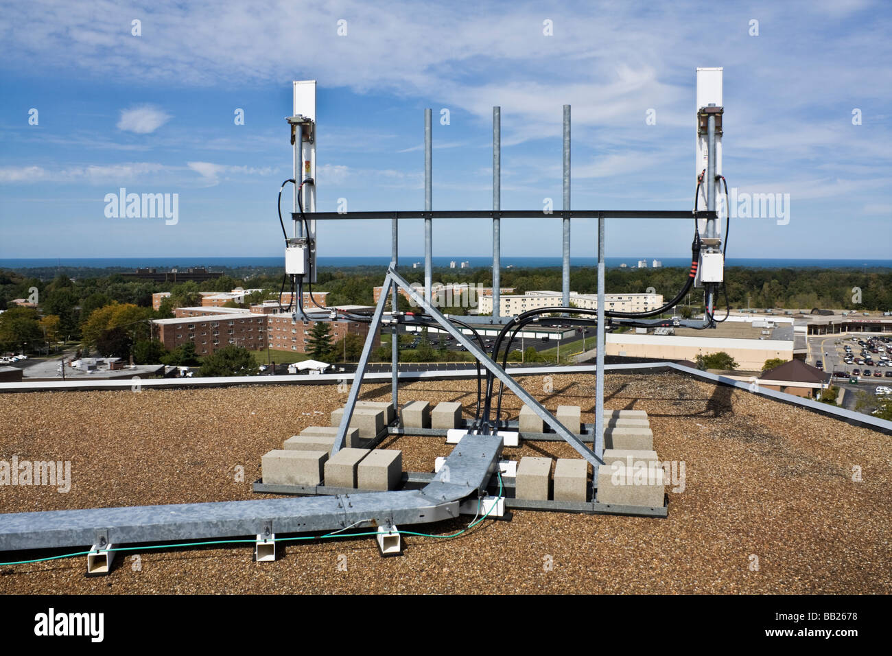 Cellular antennas installed on rooftop hires stock photography and