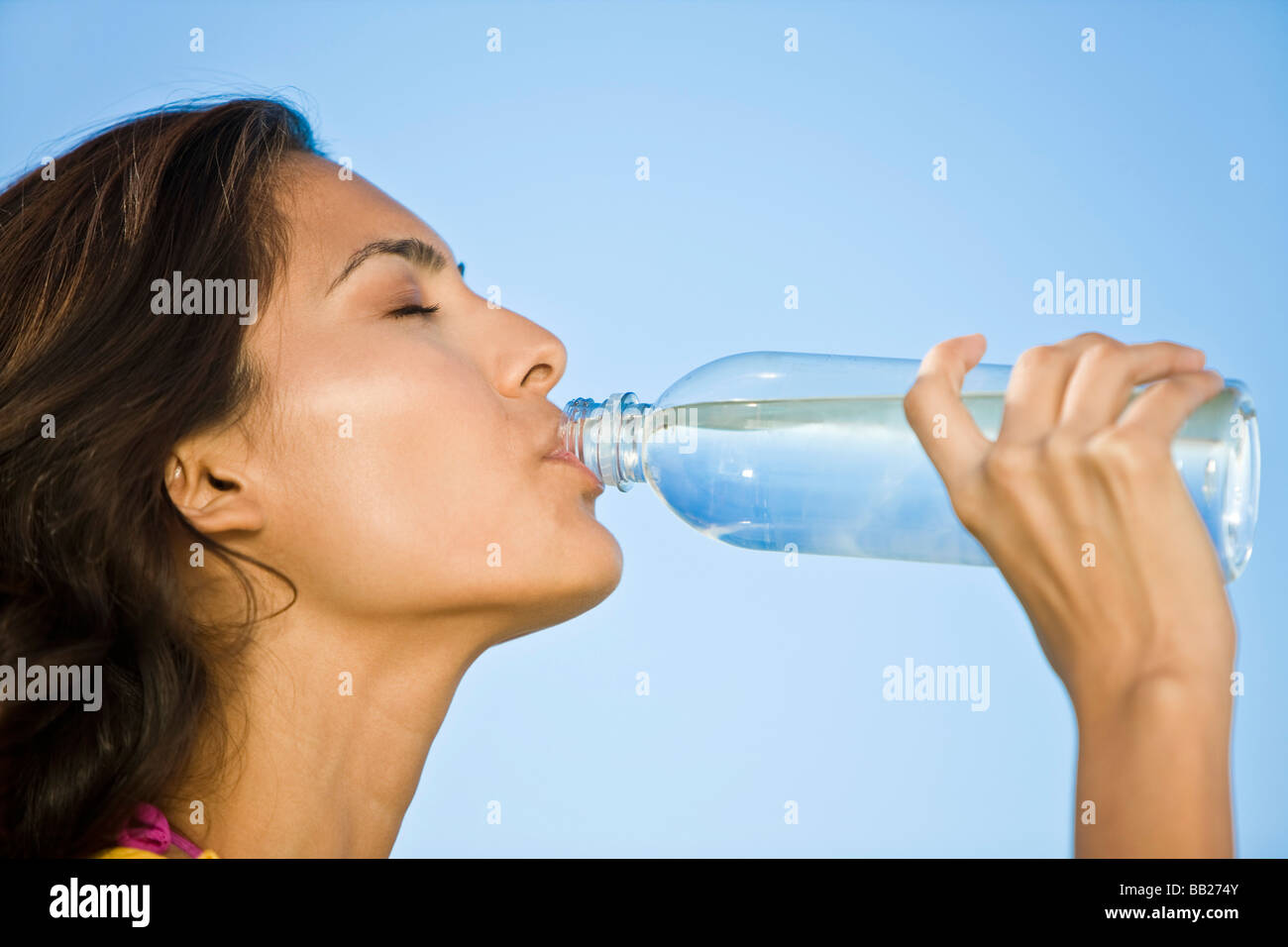 Питьевая вода в учреждениях. Вода в медицине. Питьевая вода типа восс. Drinking Water from a Water Bottle. Девушка вода бутылка здоровье.