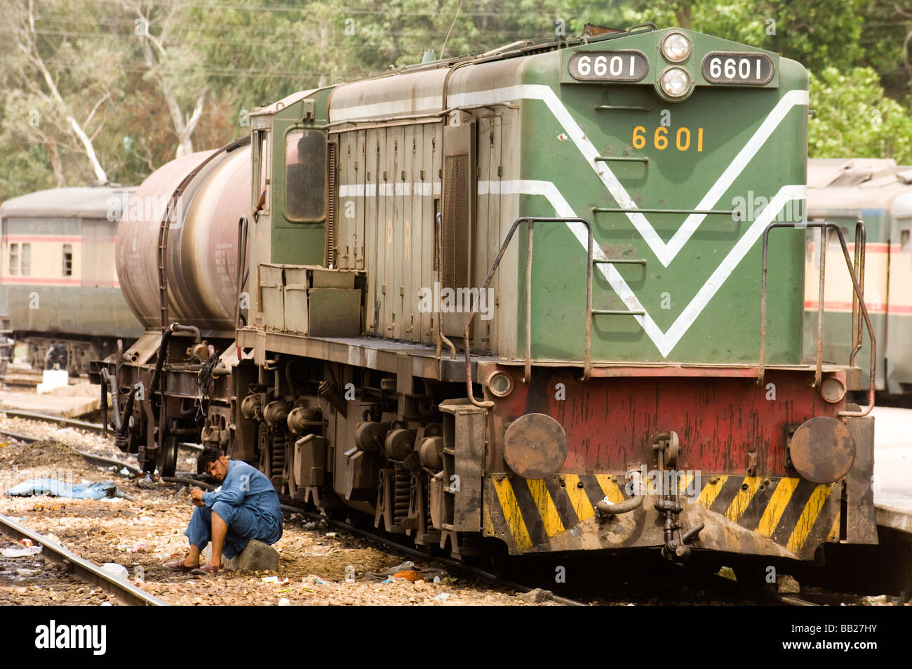 Passengers at Karachi train station Pakistan Stock Photo - Alamy