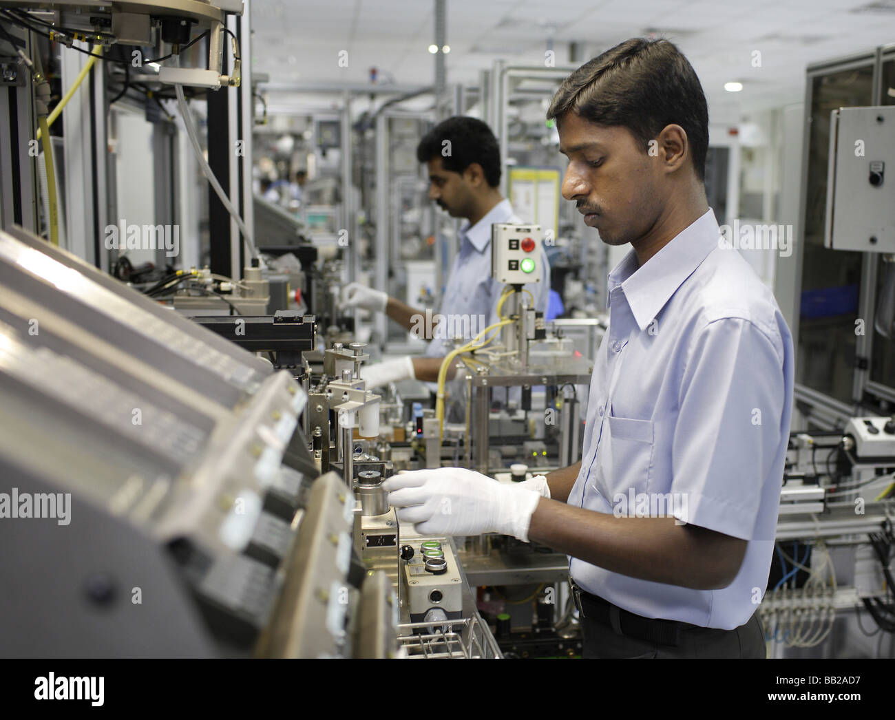 Mitarbeiter der Bosch Ltd in Bangalore Hier werden Dieseleinspritzpumpen gefertigt Indien Employees at Bosch Ltd Bangalore India Stock Photo