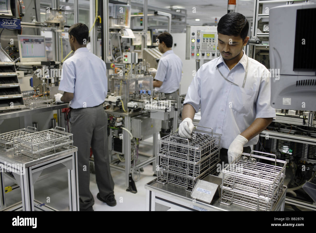 Mitarbeiter der Bosch Ltd in Bangalore Hier werden Dieseleinspritzpumpen gefertigt Indien Employees at Bosch Ltd Bangalore India Stock Photo