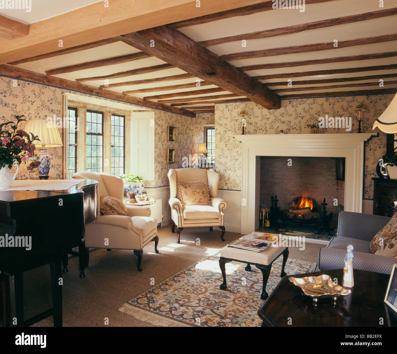 Traditional Brtitish living room interior design Stock Photo - Alamy