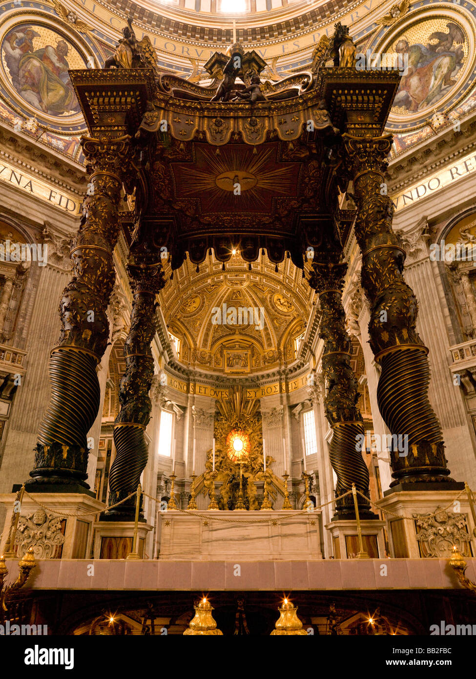 The altar with Bernini's baldacchino in Saint Peter's Basillica ...