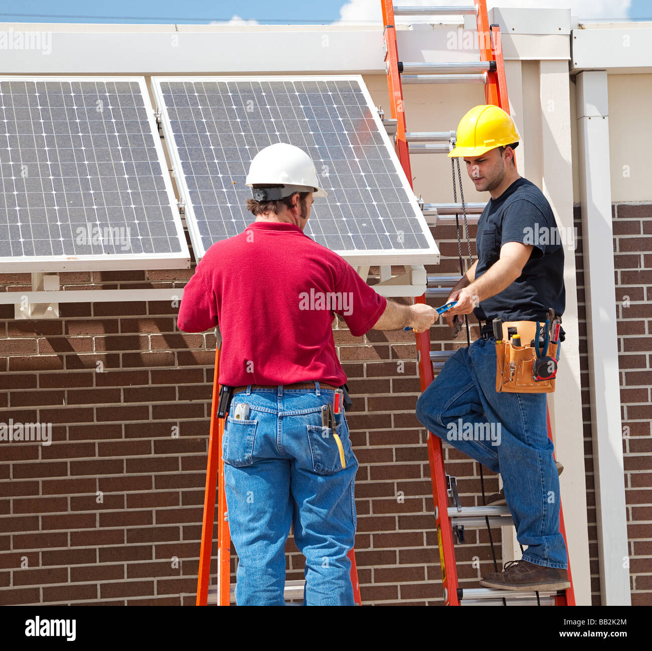 Apprentices Solar Solar panel installation apprentice hi-res stock photography and images ...