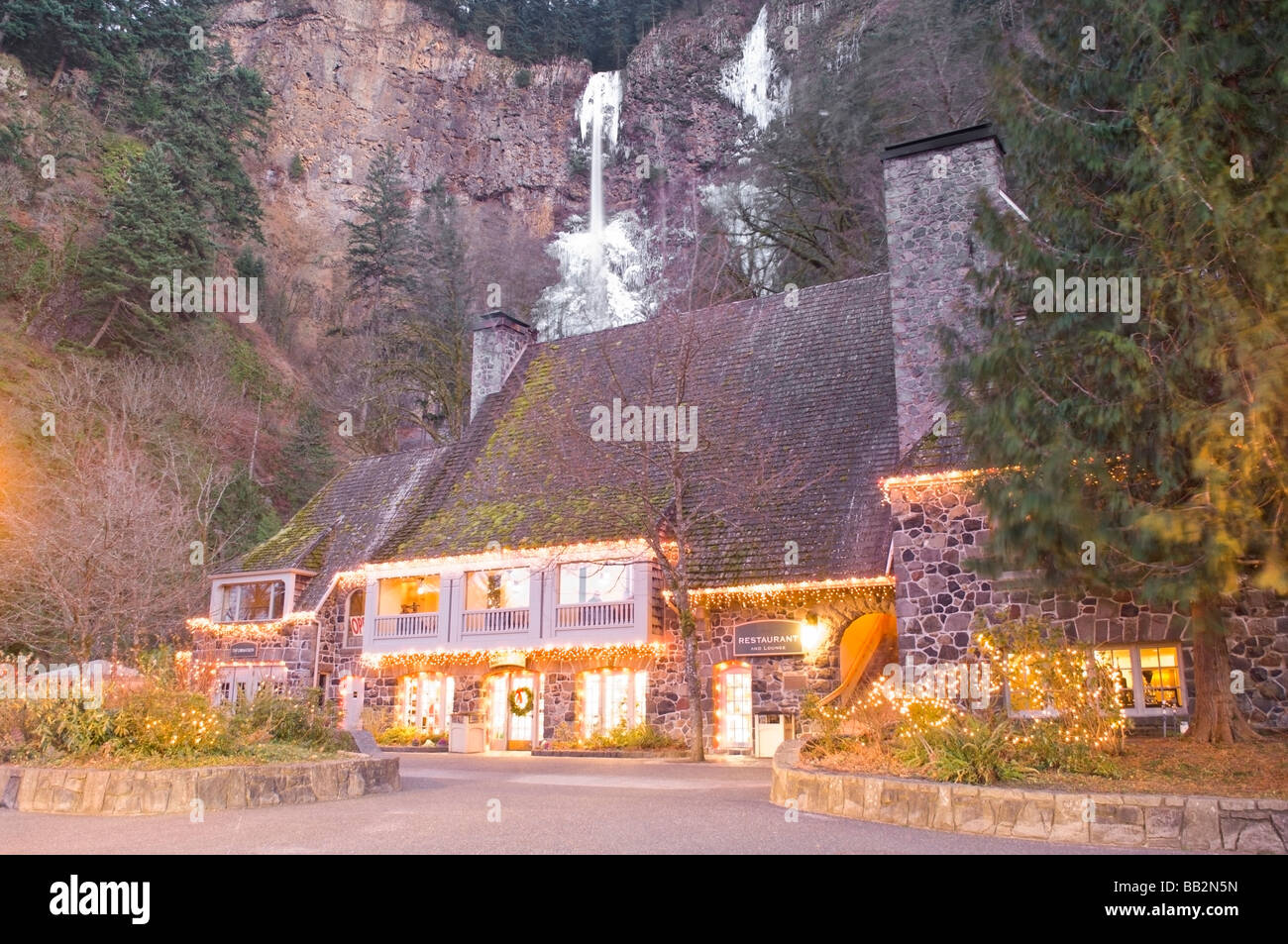 Multnomah falls frozen hi-res stock photography and images - Alamy