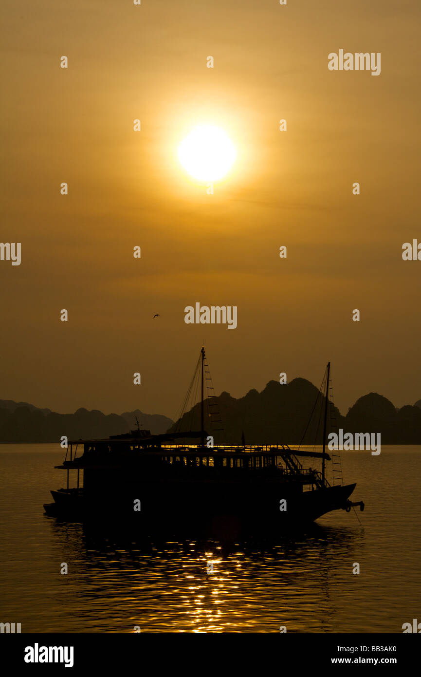 Boat sailing on bay sunset hi-res stock photography and images - Alamy