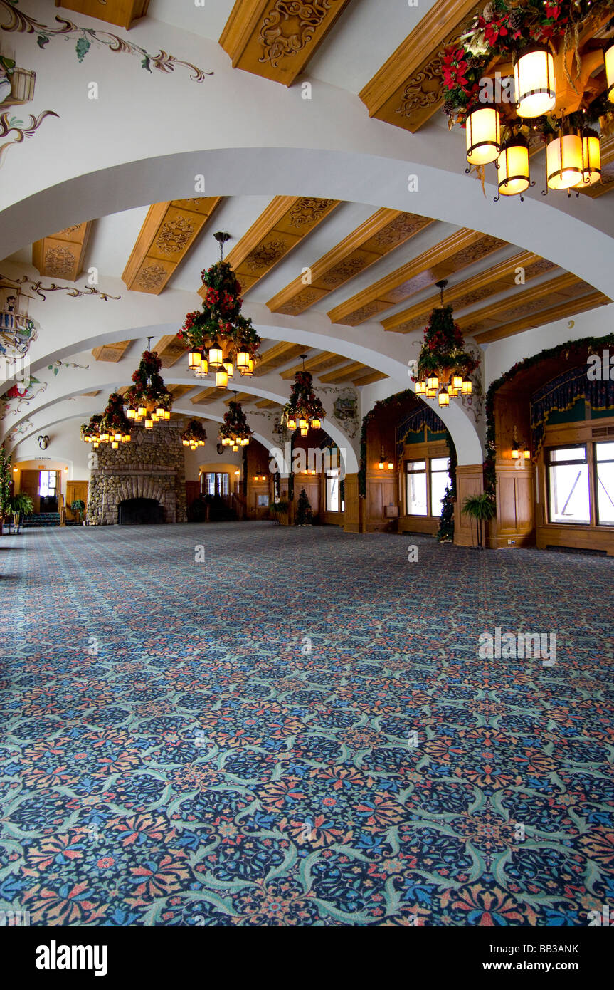 Chateau lake louise chandelier hotel hi-res stock photography and ...