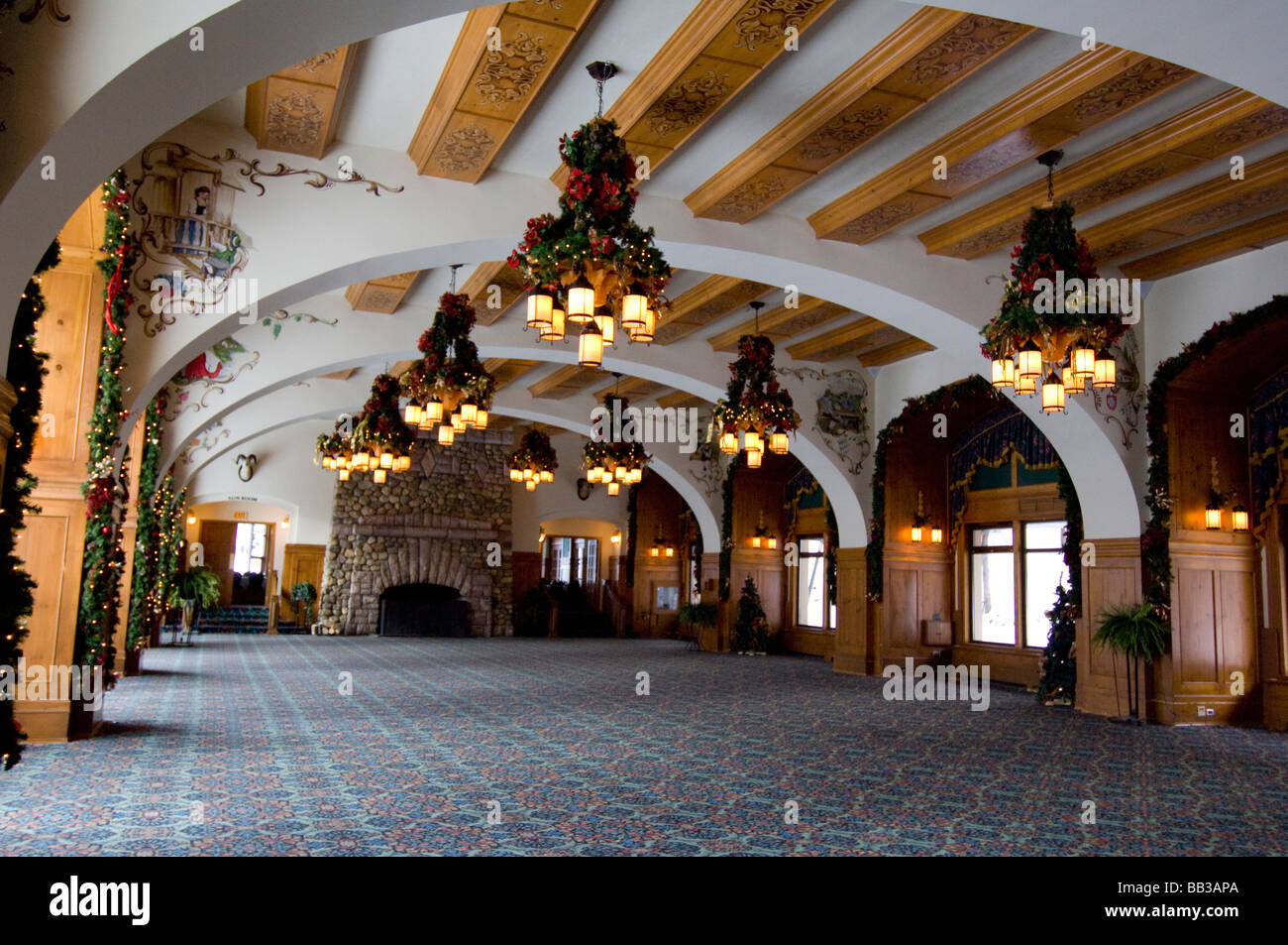 Chandelier fairmont chateau lake louise hi-res stock photography and ...