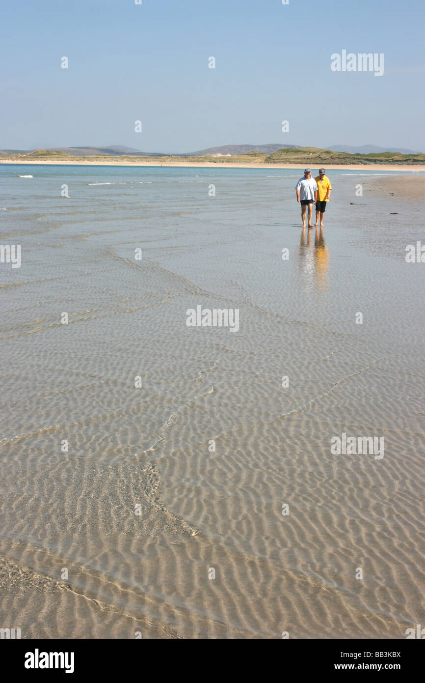 couple strolling on the unspoiled beach at Narin, County Donegal, Ireland Stock Photo