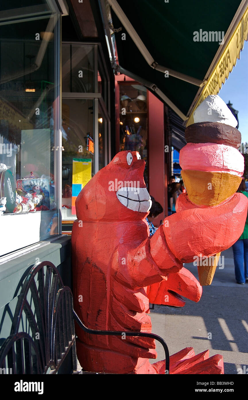 North America, USA, Maine, Bar Harbor. Smiling lobster holding an ice