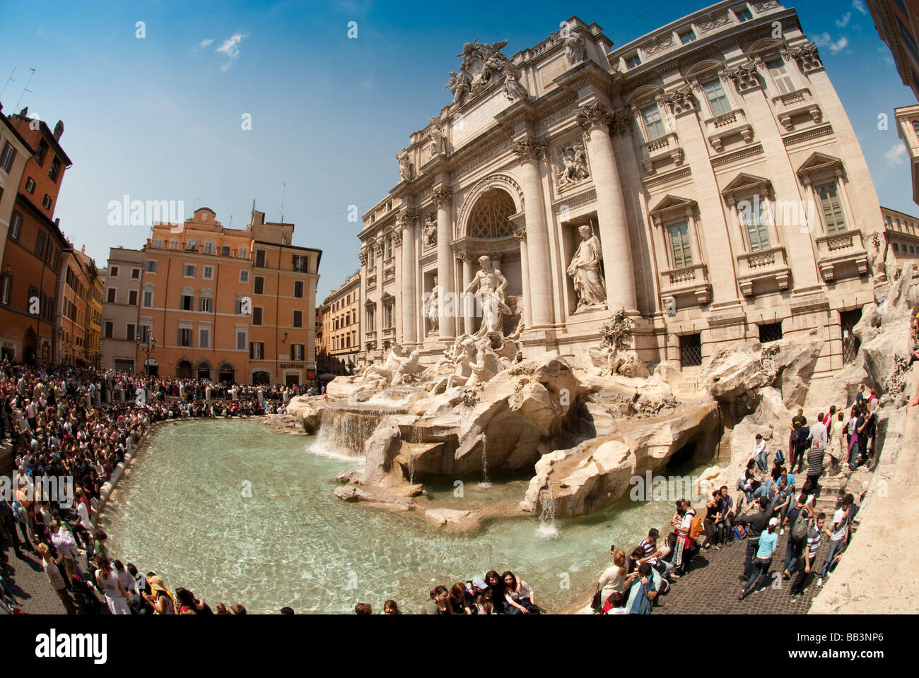 Fontana di trevi crowds hi-res stock photography and images - Alamy
