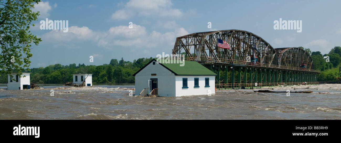 Flooding on Mohawk River damaging lock 15 Erie Canal June 2006 Fort