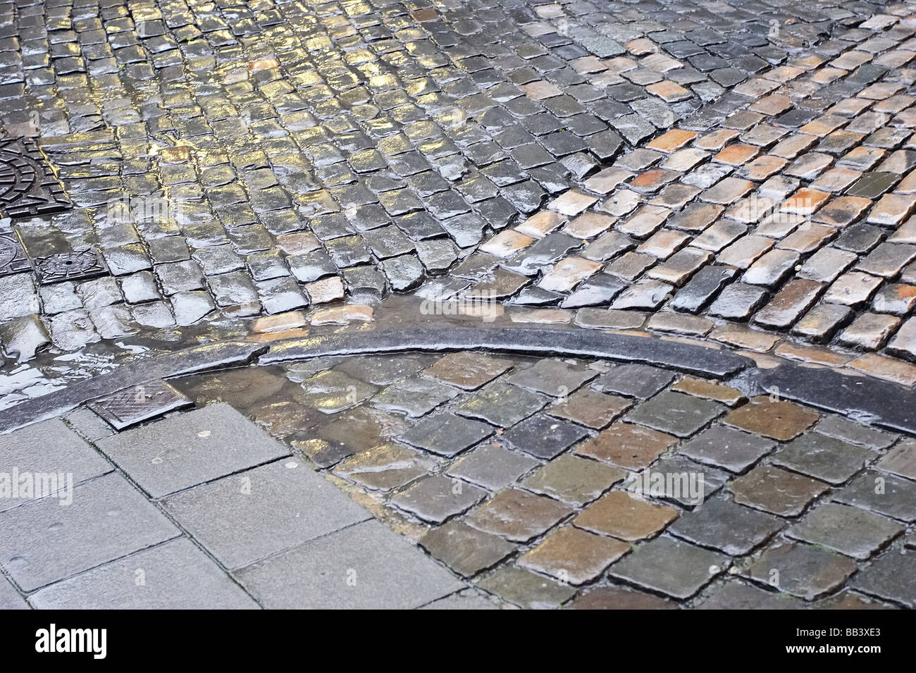 pattern of wet cobbled pavement Stock Photo - Alamy
