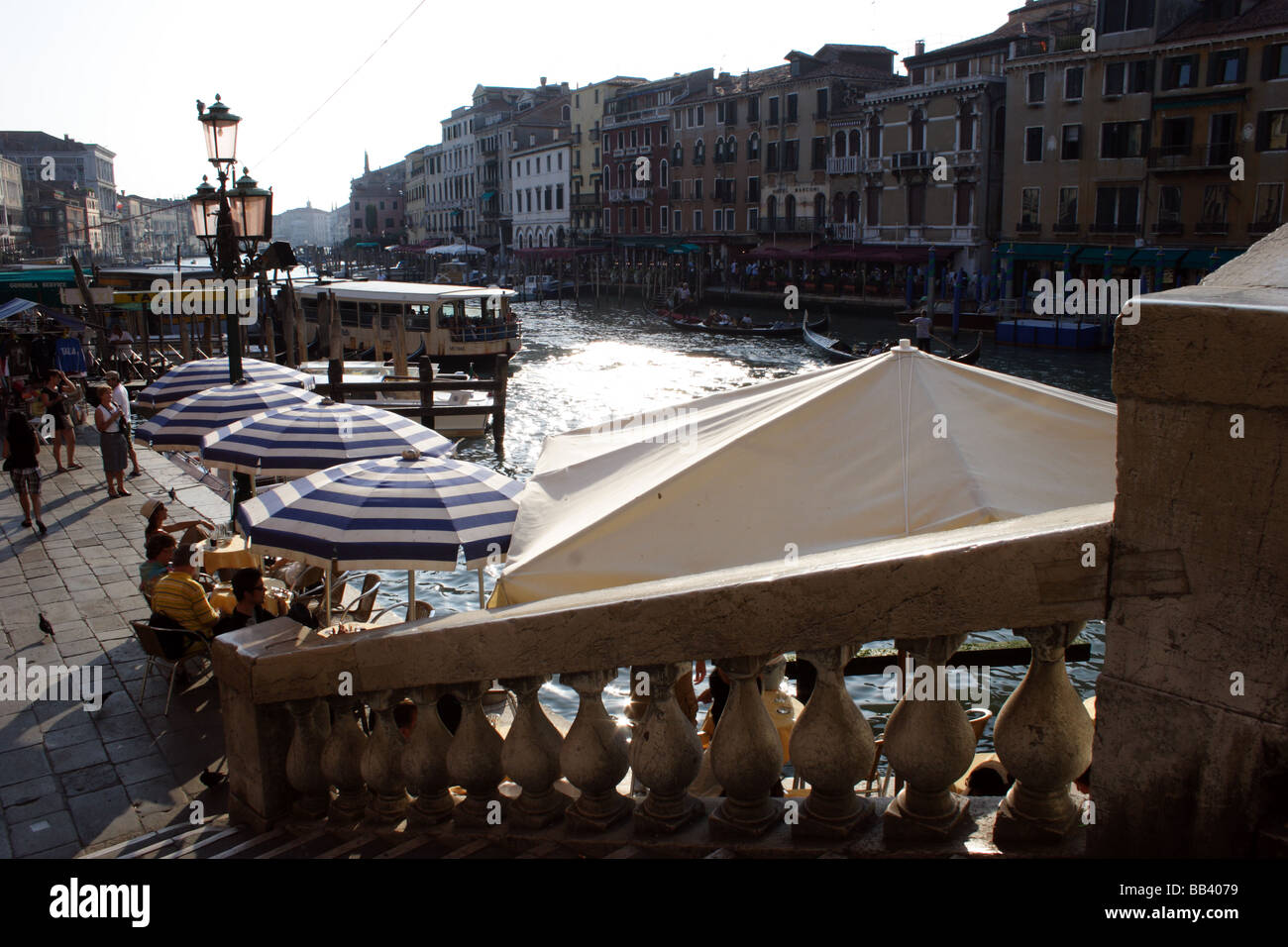 Crowded rialto bridge hi-res stock photography and images - Alamy