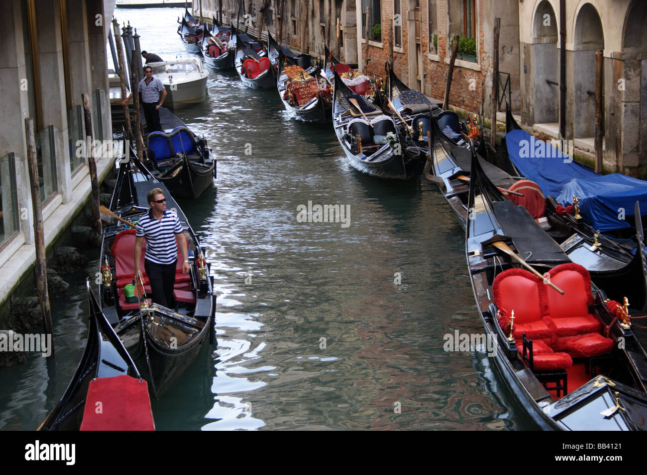Working canal boats hi-res stock photography and images - Alamy