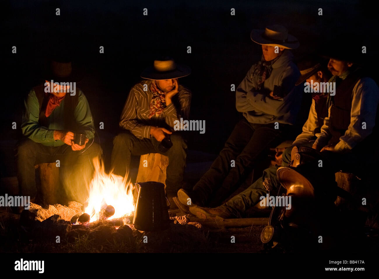 USA, Oregon, Seneca, Ponderosa Ranch. Cowboys sitting around a campfire. Stock Photo
