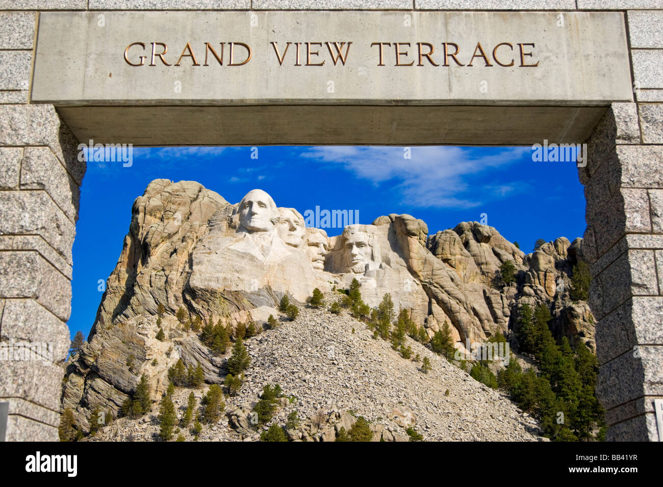 USA, South Dakota. Overview of Mount Rushmore National Memorial in daytime framed by Grand View Terrace. Stock Photo