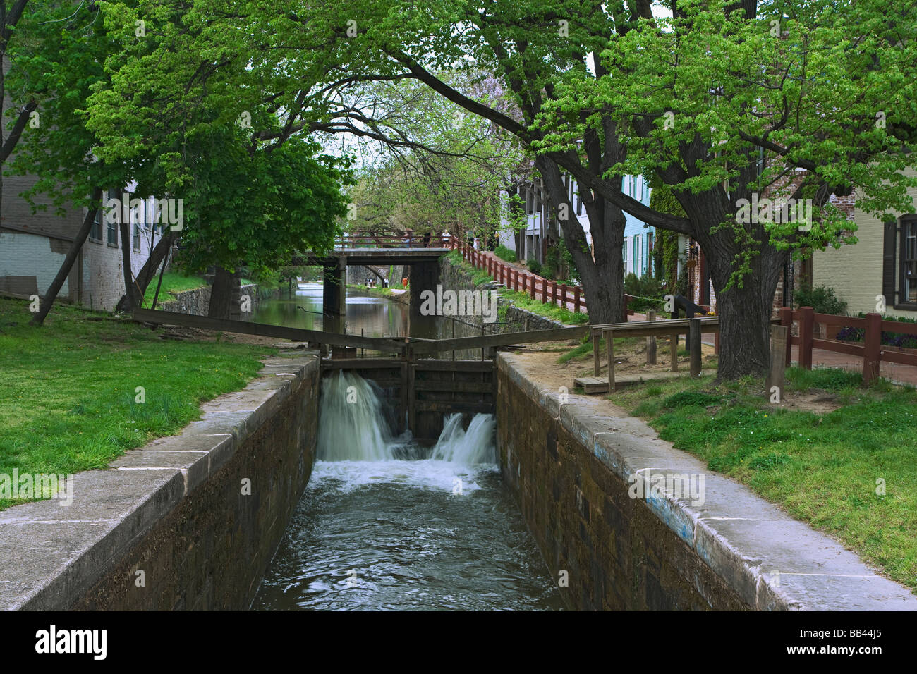 USA, Virginia, Lift lock on canal next to buildings in