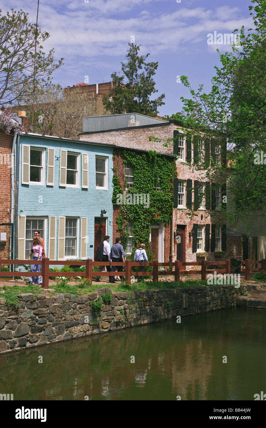 USA Virginia People next to canal & Colonialstyle