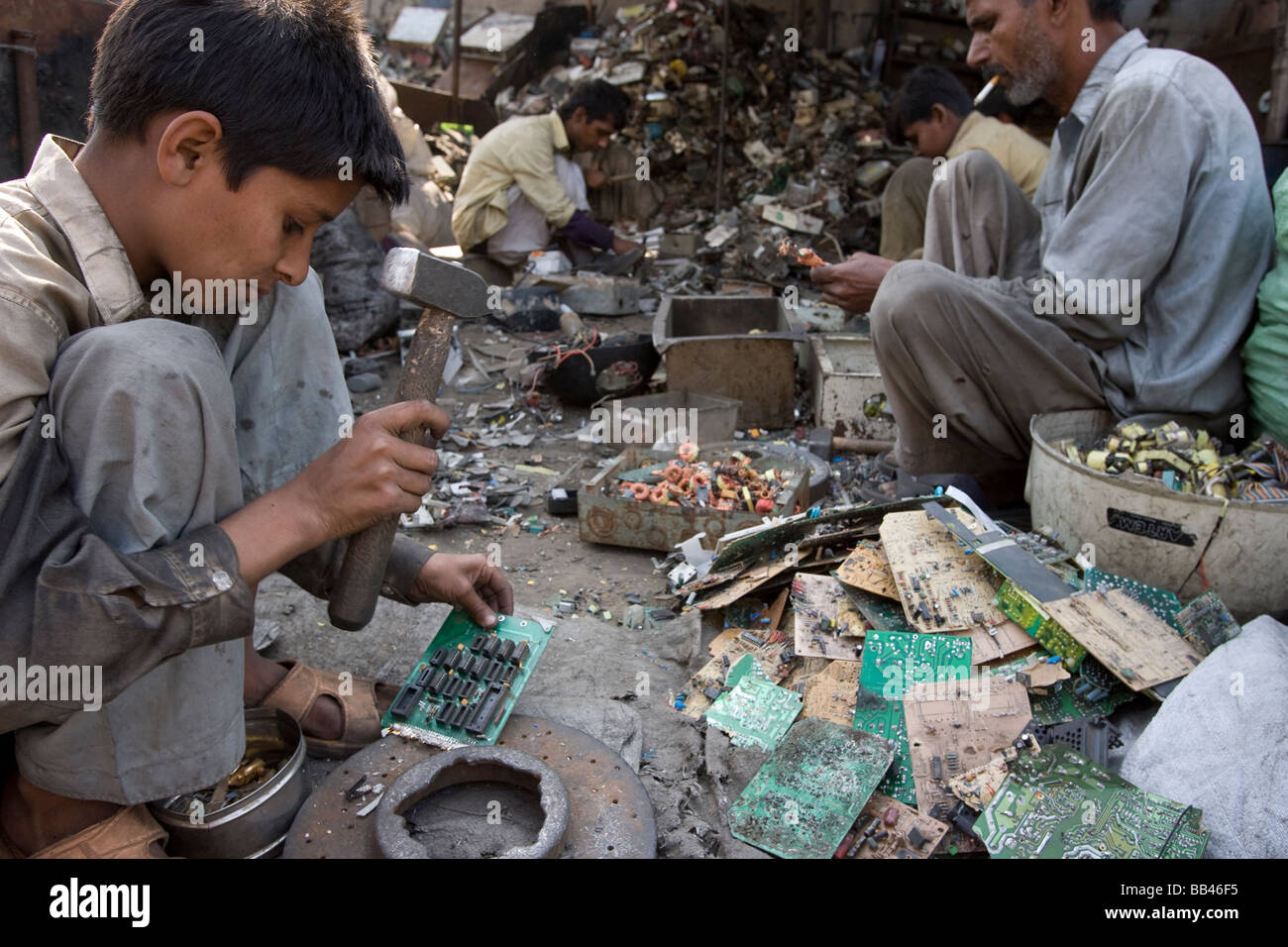 Electronics recycling in Karachi, Pakistan Stock Photo: 24064521 - Alamy