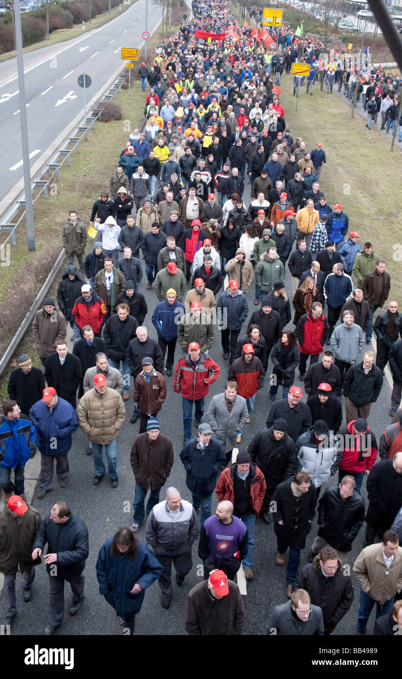 Kundgebung von Mitarbeitern der Adam Opel AG gegen Arbeitsplatzabbau in Ruesselsheim Stock Photo