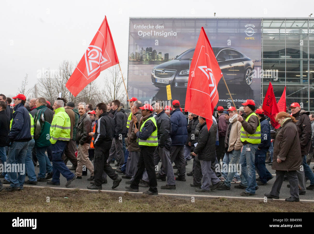 Kundgebung von Mitarbeitern der Adam Opel AG gegen Arbeitsplatzabbau in Ruesselsheim, Stock Photo