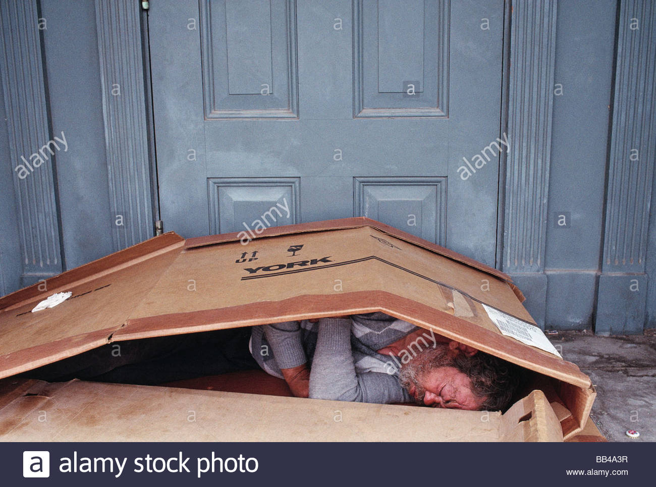 homeless-man-sleeping-in-cardboard-box-old-montreal-montrealquebeccanada-BB4A3R.jpg