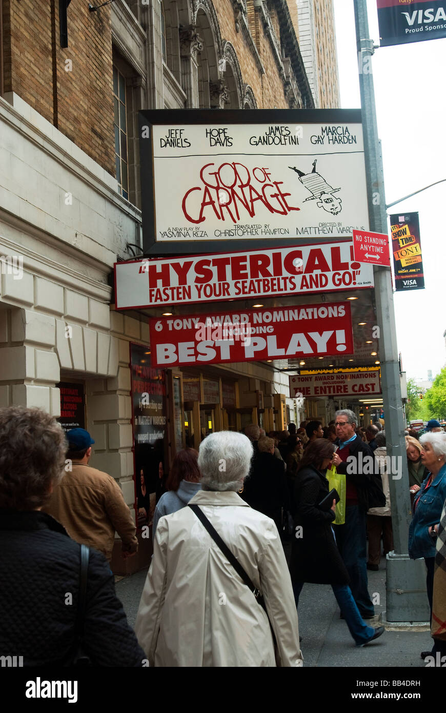 Theater lovers enter the Bernard B Jacobs Theatre to see Gods of Carnage Stock Photo