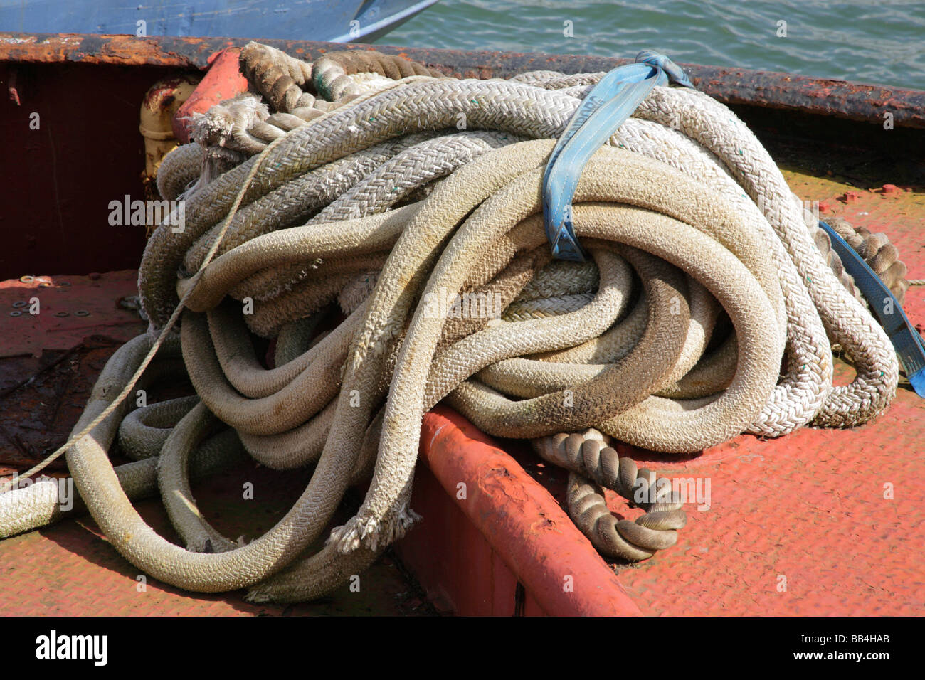 Coiled ropes on quayside hi-res stock photography and images - Alamy