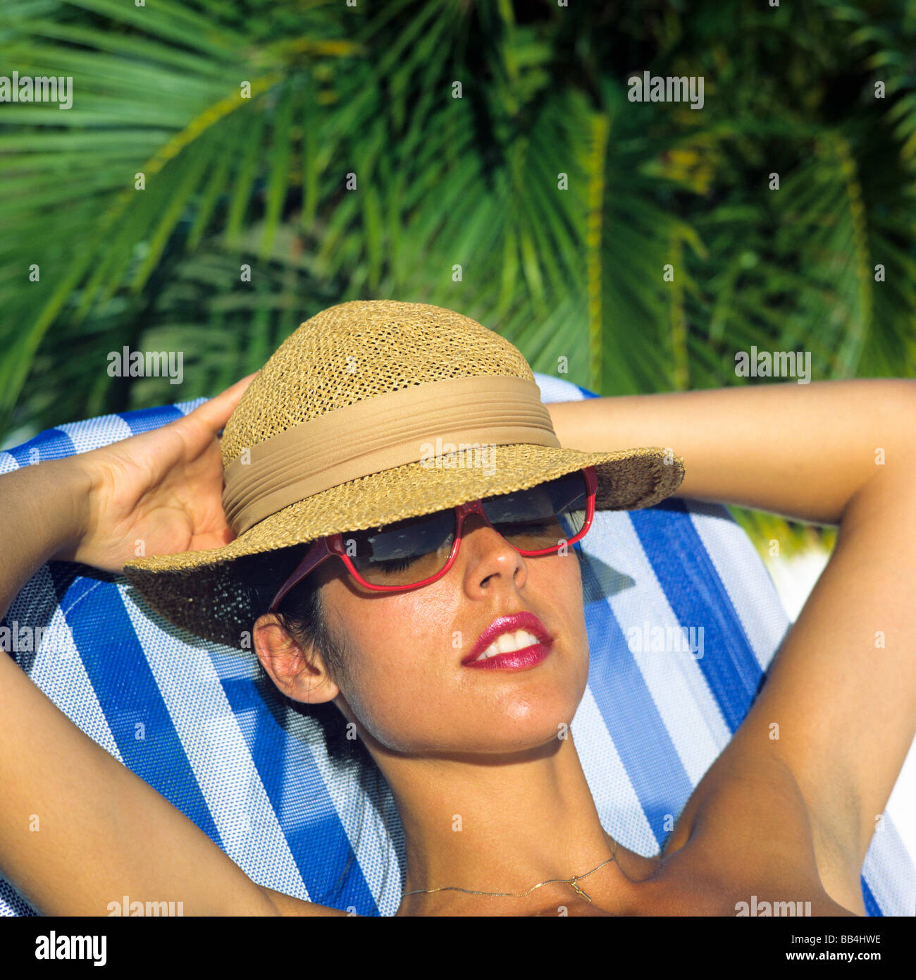 YOUNG WOMAN PORTRAIT WITH STRAW HAT AND SUNGLASSES Stock Photo - Alamy